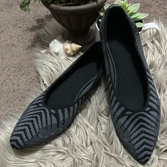Like New-Knit Pointed Toe Ballet Flat Style-Gray/Black Print - Picture 2 of 14